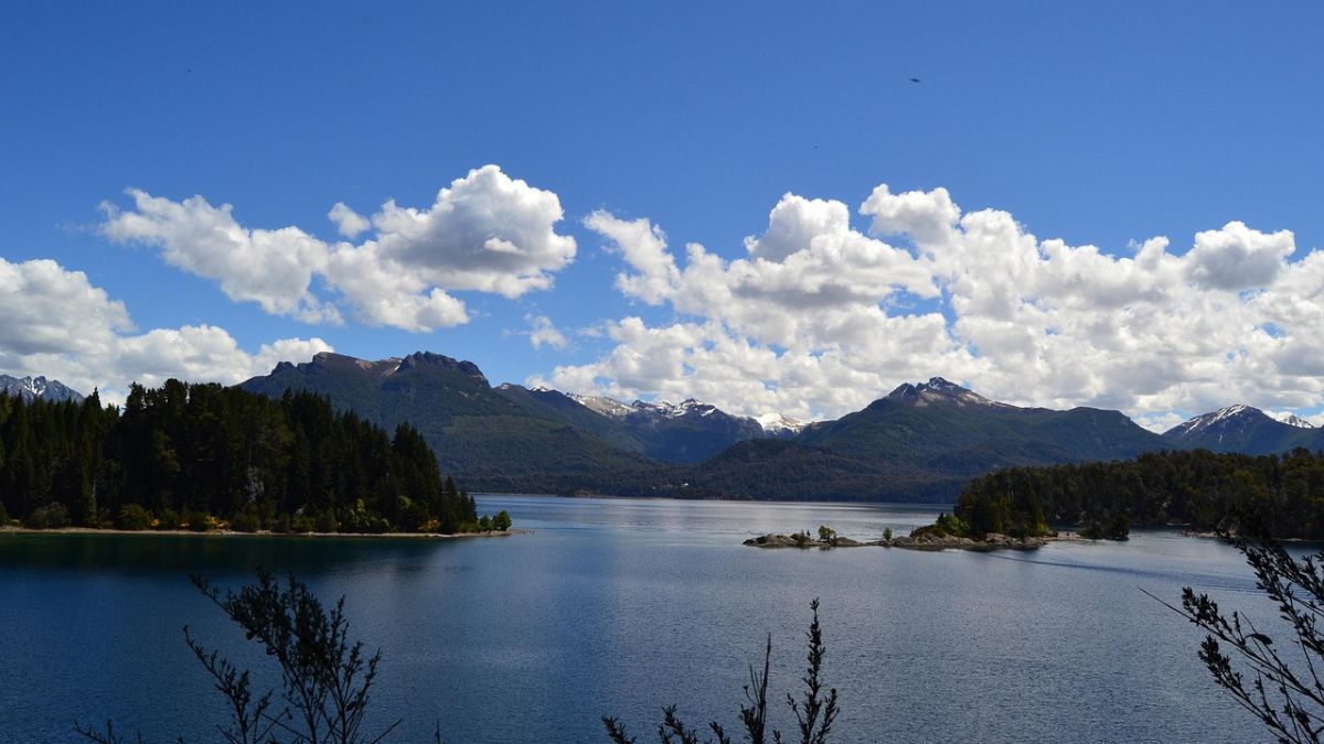 Green Bariloche lakes and chocolate